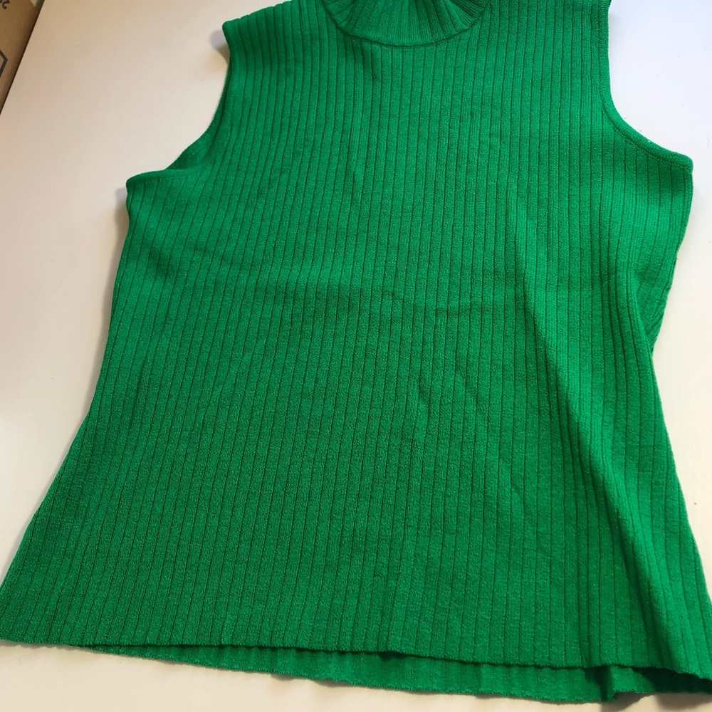 ST JOHN Sleeveless Green Blouse